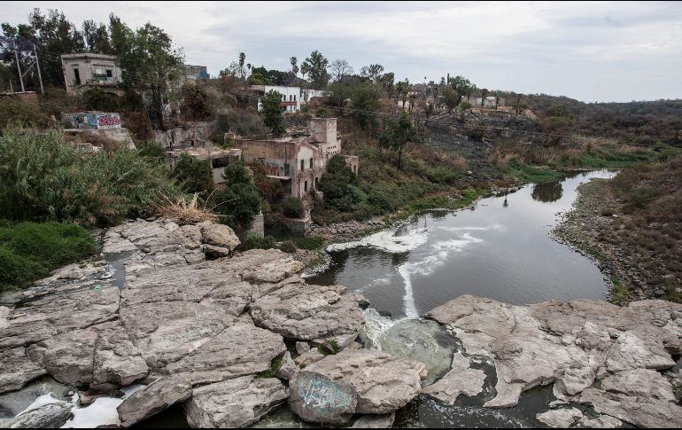 Aún con la macroplanta de tratamiento de El Ahogado en operaciones, los desechos industriales en el Río Santiago continúan afectando a miles de personas. EL INFORMADOR / ARCHIVO