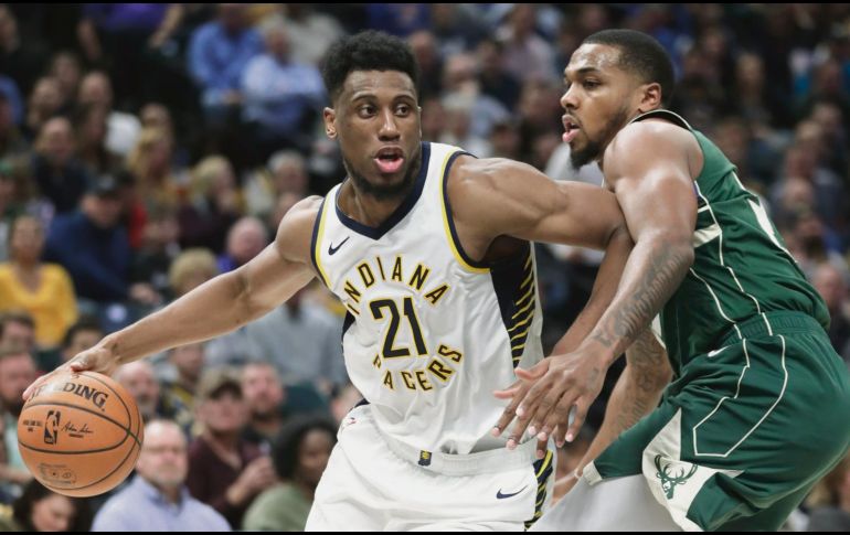 Thaddeus Young (#21) encabezó la ofensiva de los Pacers al aportar 25 puntos ante Milwaukee. AP