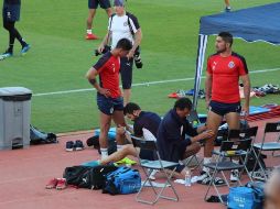 El delantero de los rojiblancos recibió masaje y fue vendado para comenzar la sesión por la tarde con el Rebaño, luego de que cancelaran la práctica matutina para poder trabajar en la alberca del hotel. EL INFORMADOR / G. Tamayo