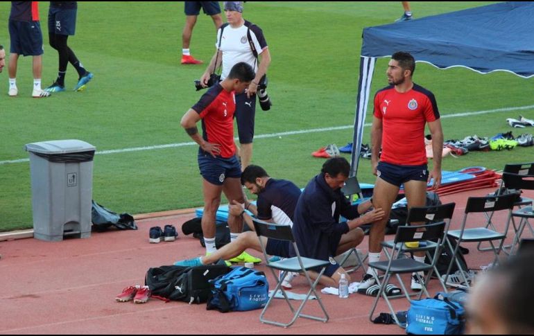 El delantero de los rojiblancos recibió masaje y fue vendado para comenzar la sesión por la tarde con el Rebaño, luego de que cancelaran la práctica matutina para poder trabajar en la alberca del hotel. EL INFORMADOR / G. Tamayo