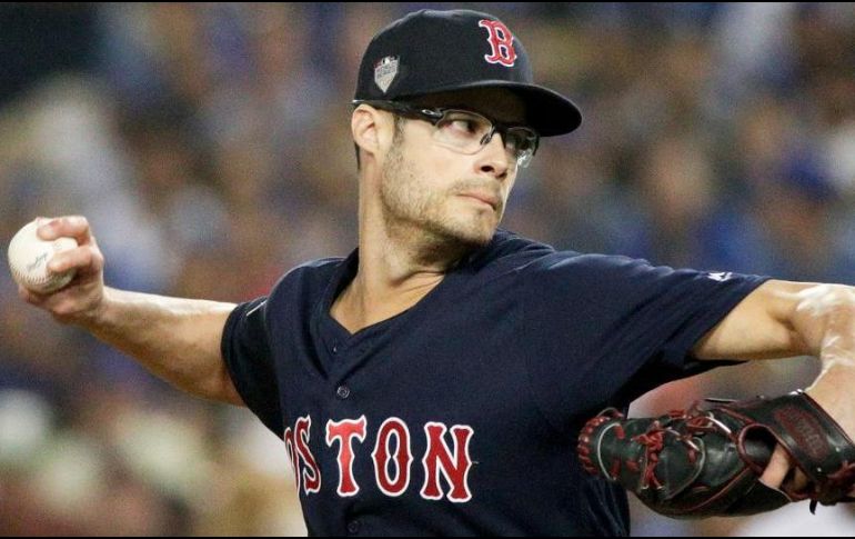 El lanzador diestro firmó un contrato por los próximos tres años con los californianos, después de ser parte del club que los derrotó en la Serie Mundial en octubre pasado. ESPECIAL / mlb.com