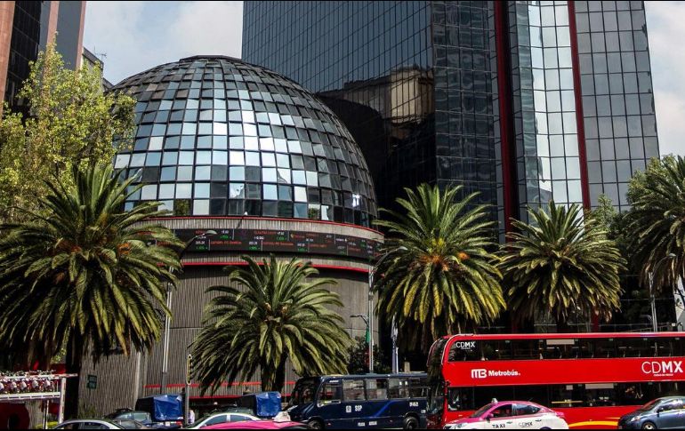 En el mercado accionario local se opera con un volumen de 9.4 millones de títulos, por un importe económico de 437.6 millones de pesos. AFP / ARCHIVO