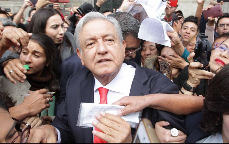 En medio de un tumulto de ciudadanos y reporteros, el Presidente de México, Andrés Manuel López Obrador, arriba esta tarde a la Suprema Corte de Justicia de la Nación. NTX / G. Durán