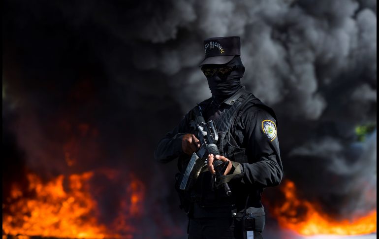 Un agente del Instituto Nacional de Ciencias Forenses vigila el operativo Pedro Brand, República Dominicana, donde autoridades incineraron mil 320 kilos de distintas drogas, decomisadas en las últimas dos semanas en varios operativos. EFE/O. Barría