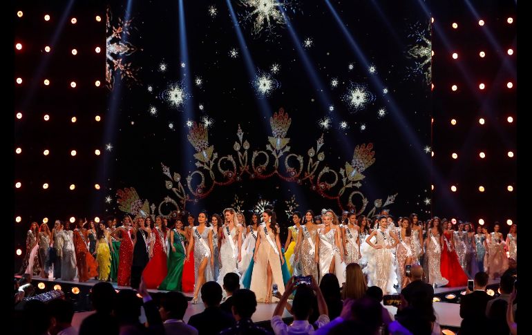 Las candidatas posan con traje de noche.