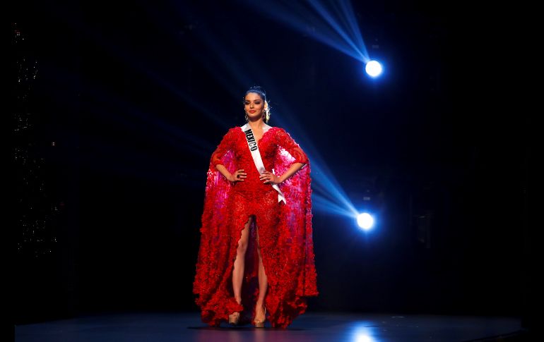 Las aspirantes desfilaron en traje de noche y de baño. La aspirante mexicana.