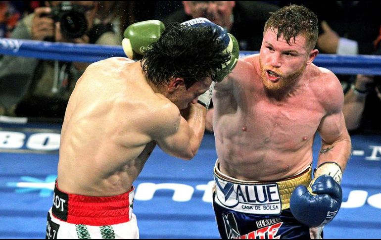 La última vez que Álvarez (D) peleó ante su público fue en el 2011. AFP/ARCHIVO