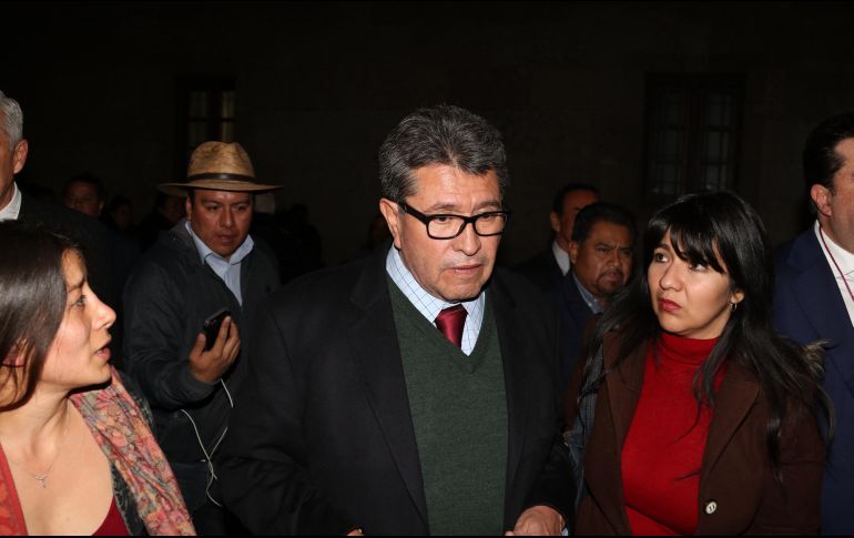 El coordinador de los senadores morenista señaló que el país está viviendo una emergencia económica y que no pueden sostenerse salarios 