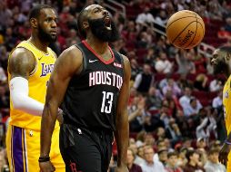 Harden terminó la noche con 50 puntos, 11 asistencias y 10 rebotes. AP/D. Phillip
