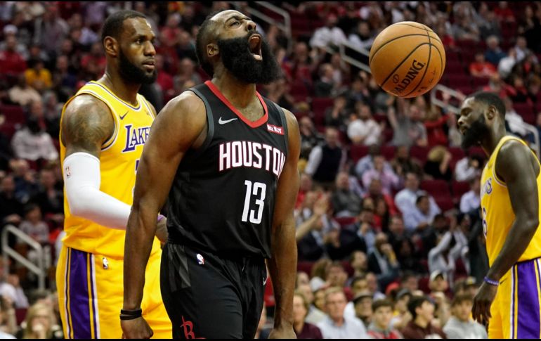 Harden terminó la noche con 50 puntos, 11 asistencias y 10 rebotes. AP/D. Phillip