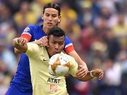 Igor Lichnovsky recurrió al uso excesivo de las manos para frenar a Roger Martínez. MEXSPORT/I. Ortiz