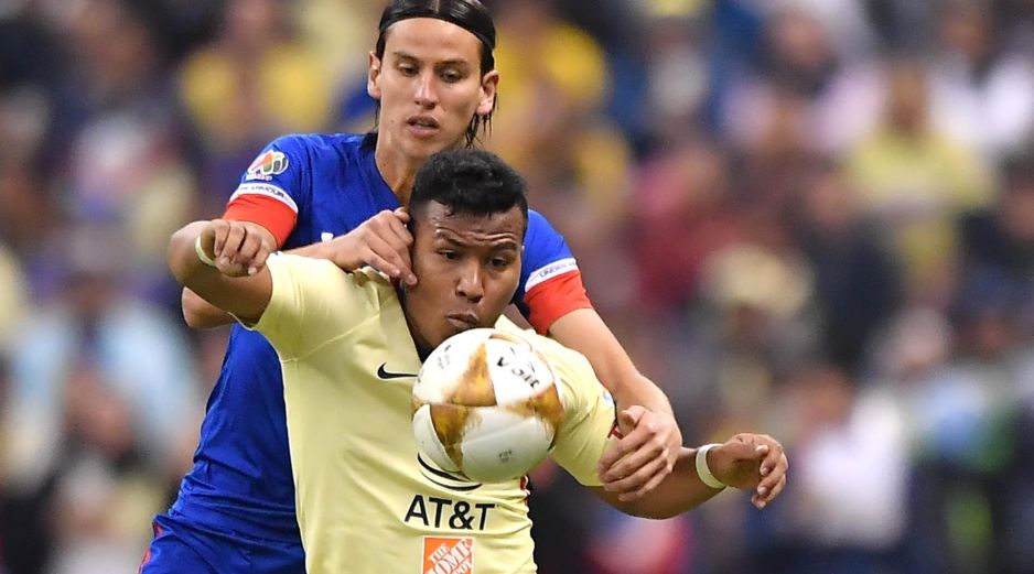 Igor Lichnovsky recurrió al uso excesivo de las manos para frenar a Roger Martínez. MEXSPORT/I. Ortiz