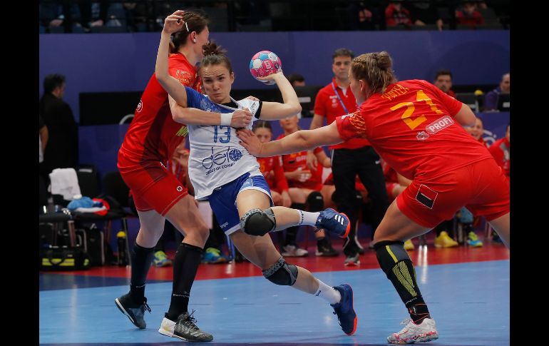 Anna Vyakhireva (c), de Rusia, toma un tiro mientras Gabriela Perianu (i) y Elena Pintea, de Rumania, intentan bloquearla en partido de semifinales del campeonato europeo de balonmano, disputado en París. AP/M. Euler