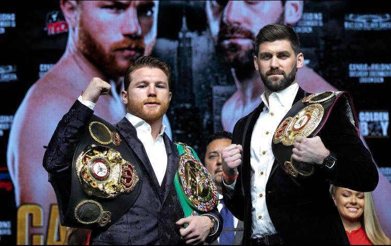 Álvarez (I) subió a las 168 libras para enfrentar a Fielding (D). AP/R. Drew