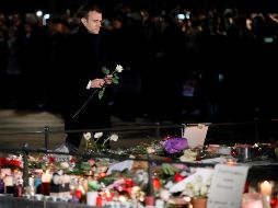 Macron, que estuvo acompañado por el ministro del Interior, Christophe Castaner, se paseó también por el mercado navideño, reabierto hoy tras dos días de cierre. EFE/ R. Wittek