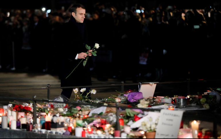 Macron, que estuvo acompañado por el ministro del Interior, Christophe Castaner, se paseó también por el mercado navideño, reabierto hoy tras dos días de cierre. EFE/ R. Wittek