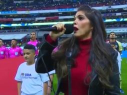 Ana Bárbara entonó a capela y cambió algunas letras del Himno. TWITTER / @LIGABancomerMX