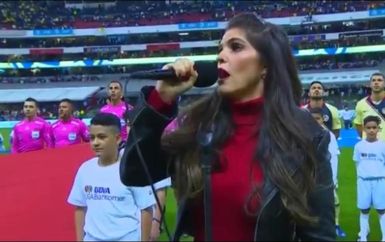 Ana Bárbara entonó a capela y cambió algunas letras del Himno. TWITTER / @LIGABancomerMX