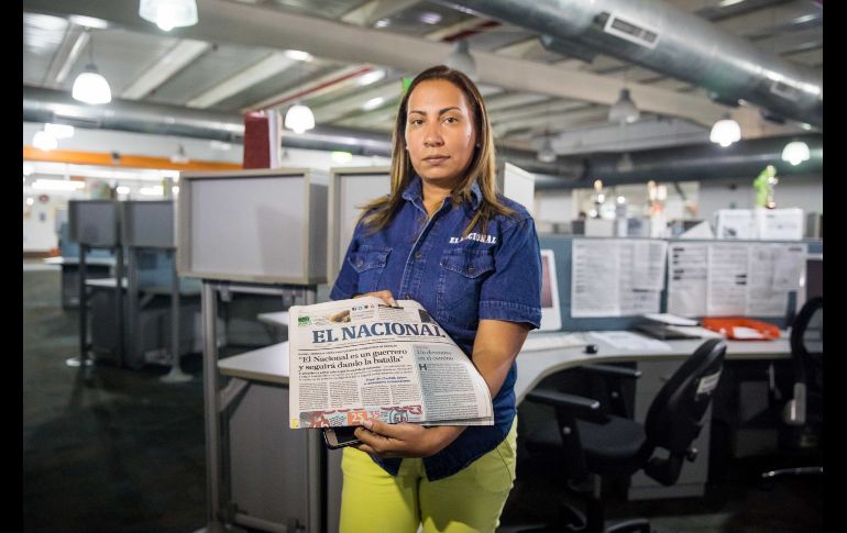 Ana Marcano, gerente de distribución del diario El Nacional, posa con una edición impresa hoy en Caracas, Venezuela. El Sindicato Nacional de Trabajadores de la Prensade Venezuela culpó al presidente Nicolás Maduro por la salida de circulación luego de 75 años de El Nacional, crítico con el Gobierno chavista. EFE/ M. Gutiérrez