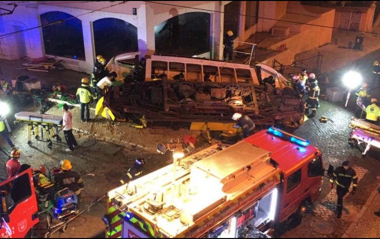 Una docena de personas quedaron atrapadas tras el accidente, y fueron exitosamente rescatadas. TWITTER