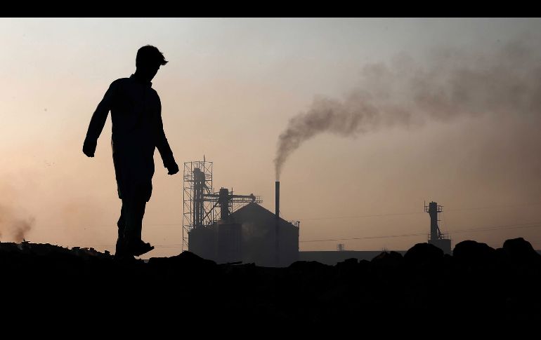 Un hombre camina frente a un horno de ladrillos, en Karachi, Pakistán. EFE/S. Akber