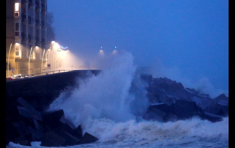 Una gran ola rompe contra el Paseo Nuevo de la ciudad española de San Sebastián coincidiendo con la pleamar. Autoridades activaron para la jornada una alerta por riesgo marítimo-costero para la navegación, ya que se esperan olas de entre 4 y 5 metros. EFE/J. Herrero