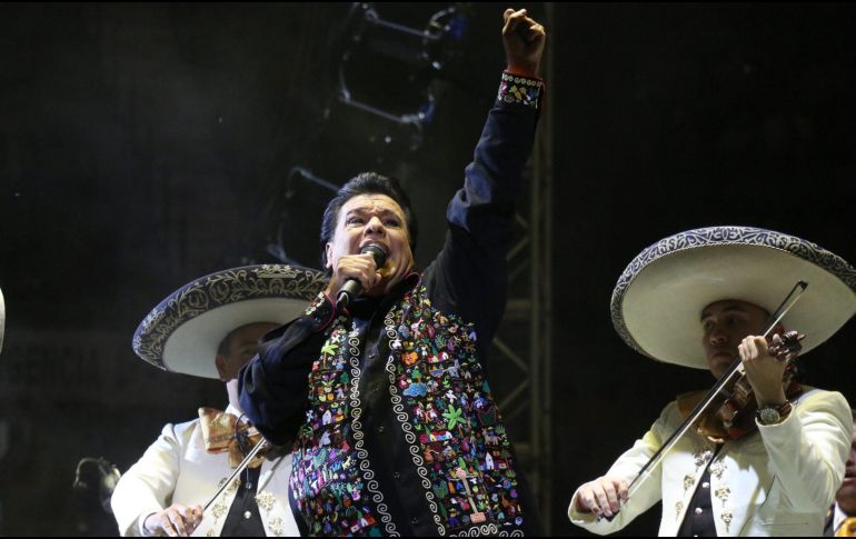 La reunión habría tomado un alto interés por parte de los usuarios de redes sociales, quienes aguardarían en el lugar hasta la reaparición del intérprete de 