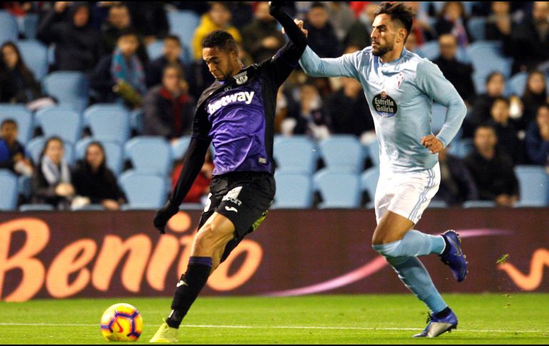 El jugador del Leganés Gerard Gumbau (i) juega un balón ante David Costas, del Celta. EFE/S. Sas