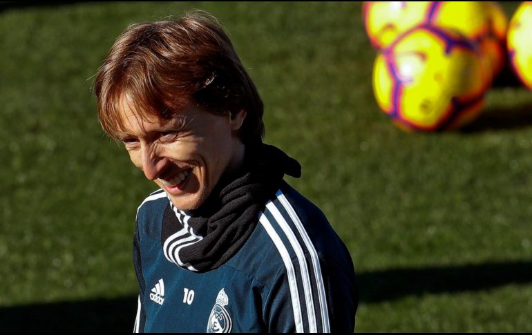 El mediocampista Luka Modric pretende lucir el trofeo que lo galardona como mejor jugador del mundo en el Mundial en EAU. EFE/E. Naranjo