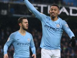 Los dos primeros tantos del Manchester llegan en los minutos 22 y 50 por parte de Jesús (d) y el gol que sentenció el partido llegó en el minuto 69 por Sterling. EFE / N. Roddis
