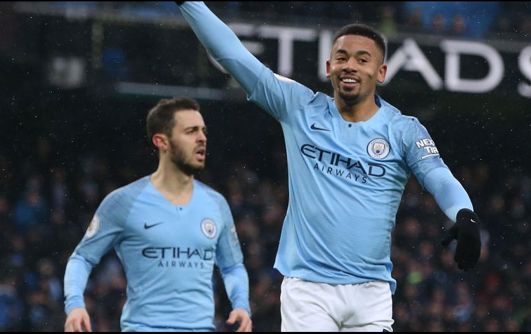 Los dos primeros tantos del Manchester llegan en los minutos 22 y 50 por parte de Jesús (d) y el gol que sentenció el partido llegó en el minuto 69 por Sterling. EFE / N. Roddis