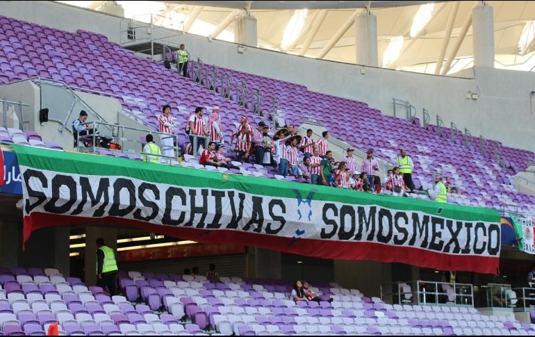 Un grupo de aficionados recibió al equipo tapatío en el estadio Hazza bin Zayed, de Al Ain, en los Emiratos Árabes Unidos. EL INFORMADOR / G. Tamayo