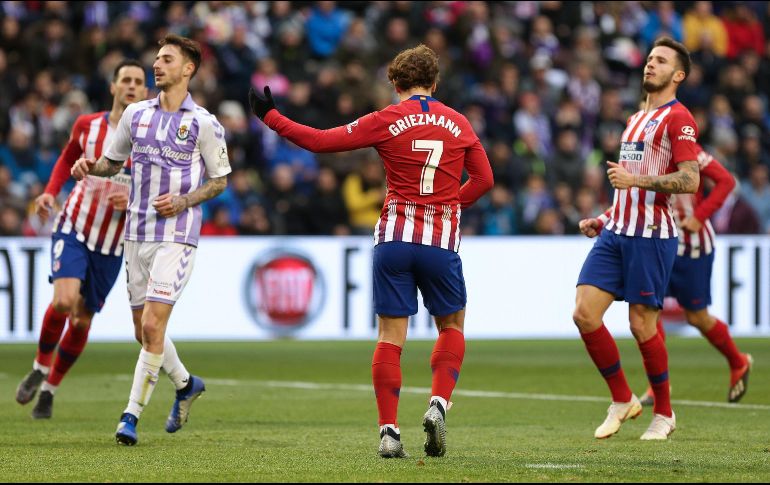 Antoine Griezmann (c) celebra luego de cobrar un penal durante el encuentro. AFP / C. Manso