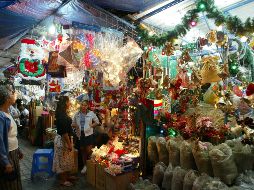 La Policía de Guadalajara mantiene presencia permanente en las ferias y tianguis navideños que se instalan durante esta temporada en diversas partes del municipio. EL INFORMADOR / ARCHIVO