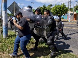 Policía de Nicaragua golpea a periodistas que cubrían una denuncia de medios