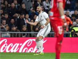 El delantero francés del Real Madrid Karim Benzema, celebra el primer gol de su equipo ante el Rayo Vallecano. EFE/R. Jiménez