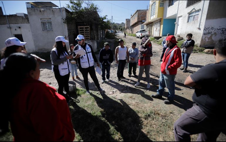 Este sábado, el Instituto Metropolitano de Planeación del AMG (IMEPLAN) y la organización TECHO asistieron al lugar para entrevistar a los habitantes y ayudar a combatir el problema. EL INFORMADOR/F. Atilano