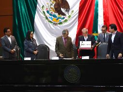 Carlos Urzúa, secretario de Hacienda, hace entrega del Paquete Económico 2018 a Porfirio Muñoz Ledo, presidente de la Mesa Directiva de la Cámara de Diputados. SUN/Y. Xolalpa