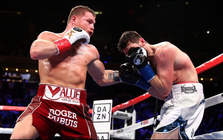 El inglés cayó 4 veces a la lona antes perder por TKO en el tercer asalto. AFP