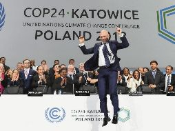 El presidente de la COP24, Michal Kurtyka, festeja el acuerdo alcanzado sobre el clima. AFP