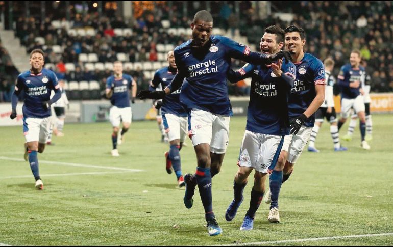 Hirving Lozano y Érick Gutiérrez (derecha) felicitan a su compañero Denzel Dumfries. @PSV