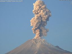 Recomiendan a la población cubrir los depósitos de agua para evitar que se contamine por la caída de ceniza. TWITTER / @LUISFELIPE_P