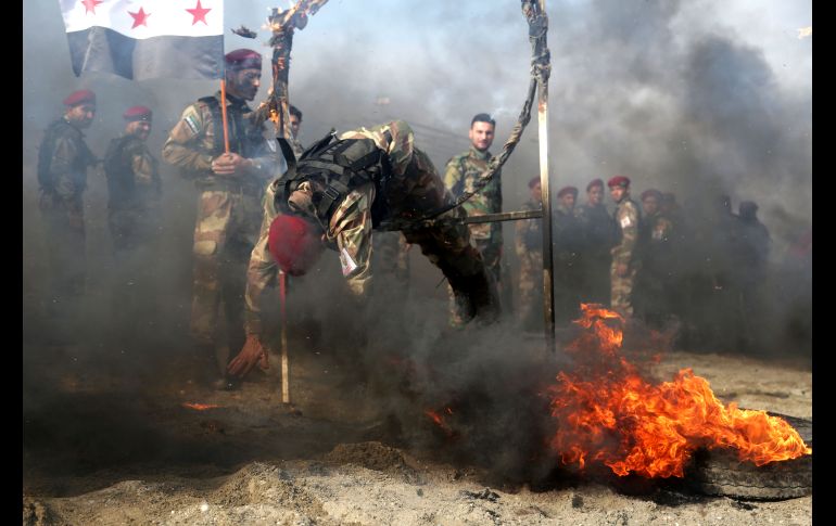 Combatientes sirios respaldados por Turquía entrenan en un campamento en Alepo, Siria. AFP/A. Tammawi
