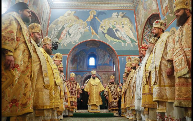 Epifaniy (c), nuevo jefe electo de la Iglesia Ortodoxa Ucraniana local unida, dirige el primer servicio de oración de la Liturgia en la Catedral de St. Mikhaill, en el centro de Kiev, Ucrania, tras el consejo de unificación de las iglesias ortodoxas ucranianas. EFE/S. Dolzhenko