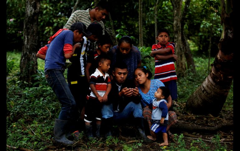 Familiares y vecinos de Jakelin ven videos de Youtube con la noticia de su muerte. Su caso ha provocado críticas de legisladores estadounidenses sobre la responsabilidad de autoridades federales y el Departamento de Seguridad Nacional de EU realiza una investigación interna por la muerte de la menor.