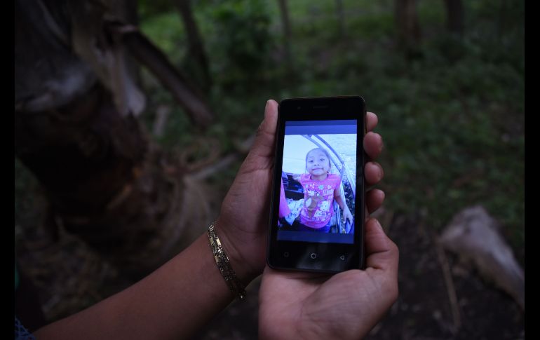 Un familirar muestra una foto de Jakelin. A Nery y su hija los detuvo la Patrulla Fronteriza el pasado 6 de diciembre al sur de Lordsburg, Nuevo México. Unas ocho horas después de su detención, la niña empezó a tener convulsiones y fue trasladada con fiebre de 41 grados en helicóptero a un hospital de El Paso (Texas), donde llegó con paro cardíaco. En el hospital lograron reanimarla, pero murió horas después.