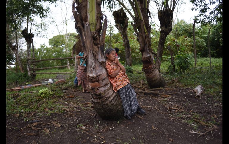 Elvira Choc, abuela de Jakelin, se ve frente a su casa. Cada vivienda en el lugar está separada una de otra, no tienen luz, ni agua potable, tampoco drenajes.