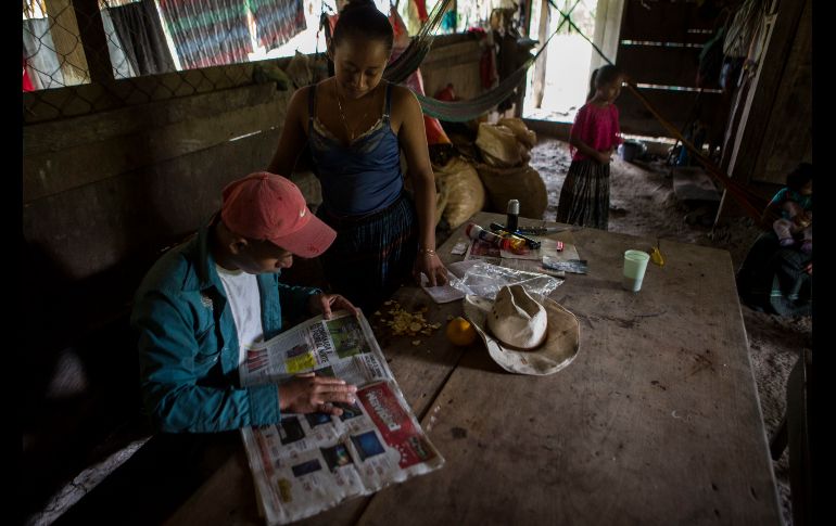 Carlos Rigoberto Caal Cux lee un artículo sobre su prima Jakelin.