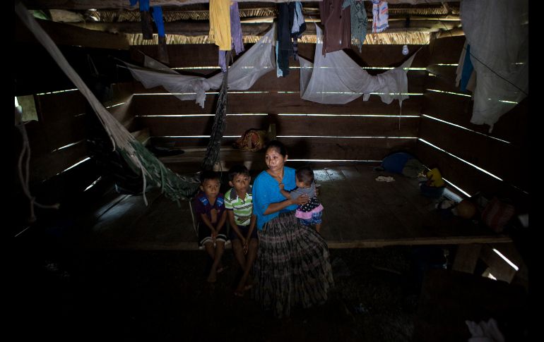 Claudia Maquín mostró su casa de madera, y tierra como piso, de unos 12 metros cuadrados. Hay una sola cama de madera donde dormiría la familia de dos padres y cuatro hijos, así como un solo mueble en el que guardan un pequeño filtro para purificar el agua. Cuenta con un pequeño fogón para cocinar, cuando hay comida