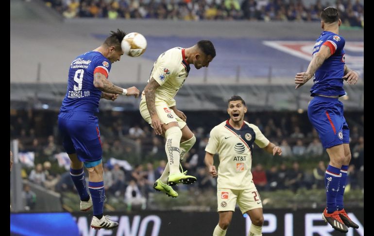 El jugador de Cruz Azul Milton Caraglio (i), pelea por el balón con Víctor Aguilera (c), de América, durante el juego de vuelta de la final del torneo mexicano de futbol, celebrado en el estadio Azteca en Ciudad de México. EFE/J. Méndez